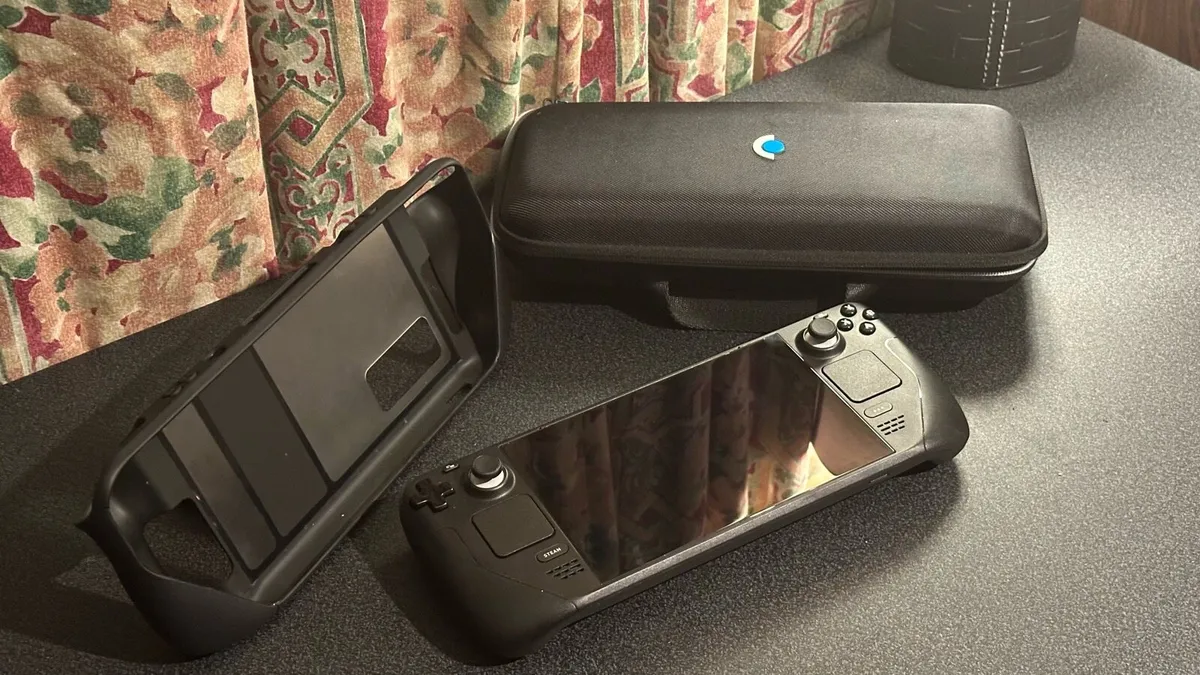 Steam Deck LCD 256GB, cases, protector, charger - Image 2