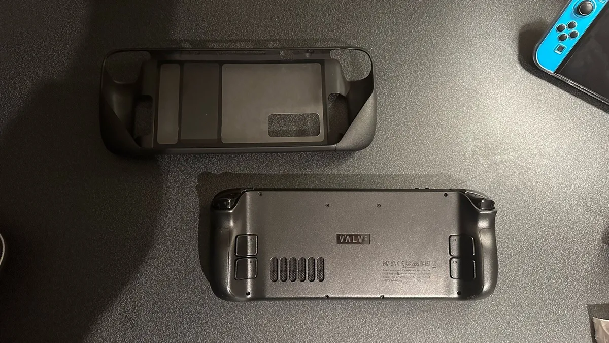 Steam Deck LCD 256GB, cases, protector, charger - Image 4