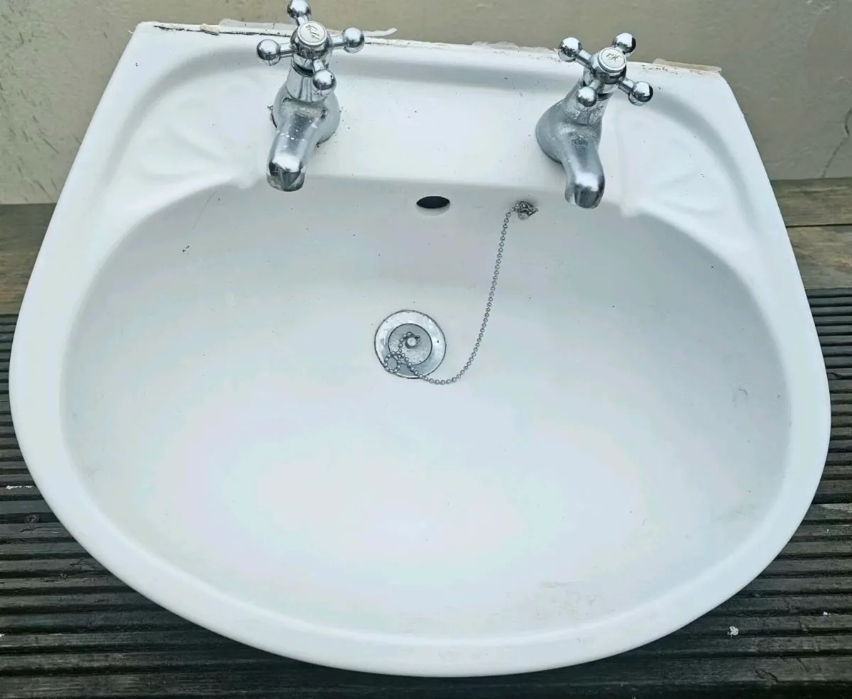 Full sink unit - Image 1