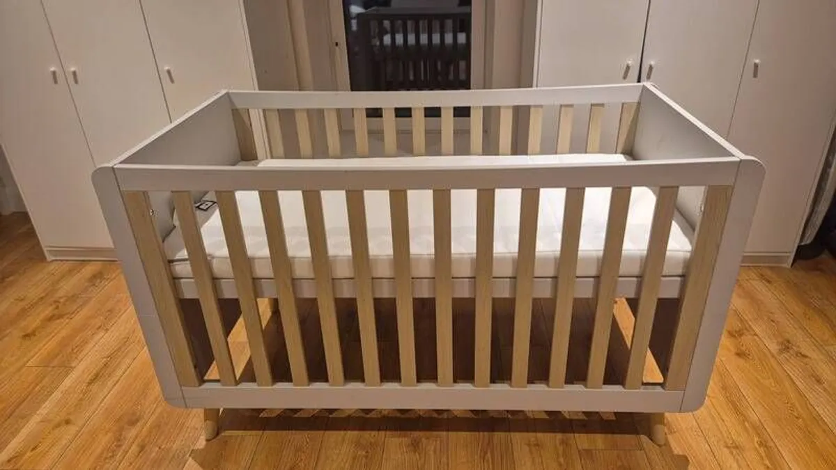 Baby cot bed - Image 3