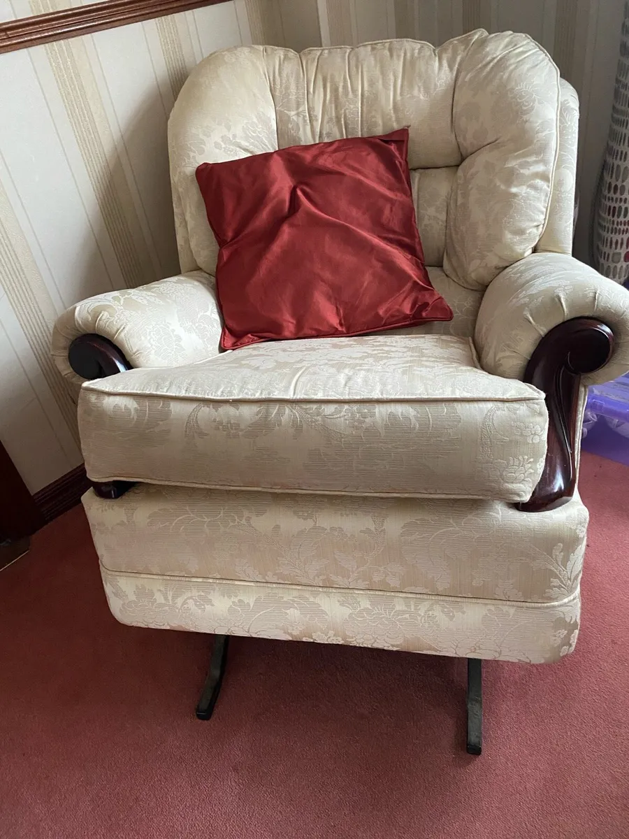 3 piece suite sofa and chairs - Image 3