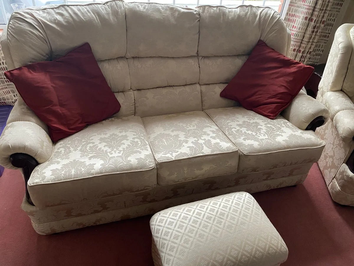 3 piece suite sofa and chairs - Image 1