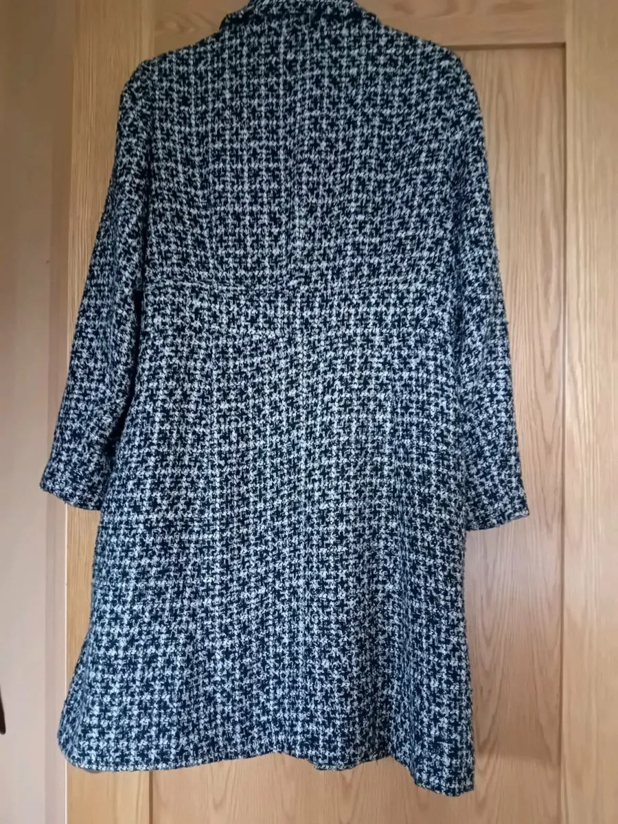 Ladies Coat Size 14 - Image 2
