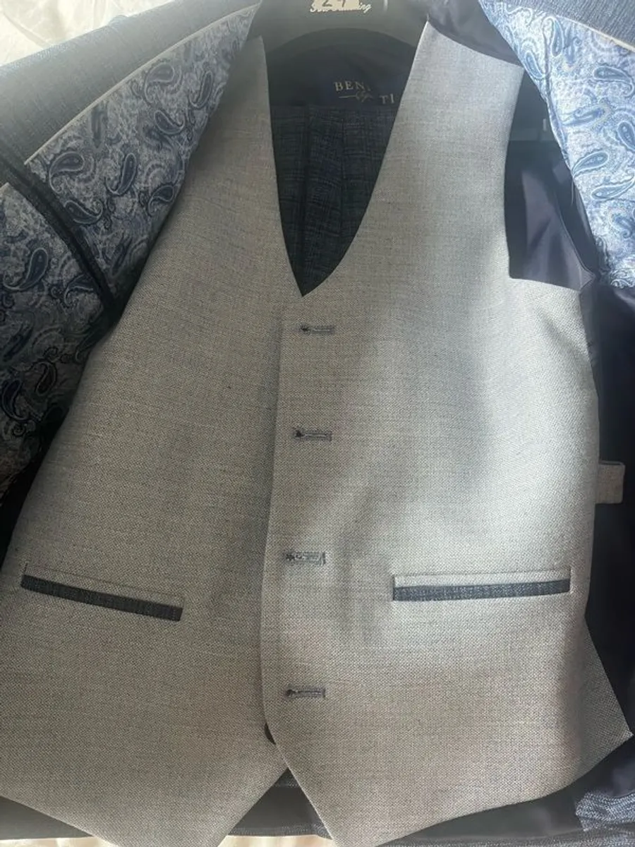 boys communion suit Benetti - Image 4