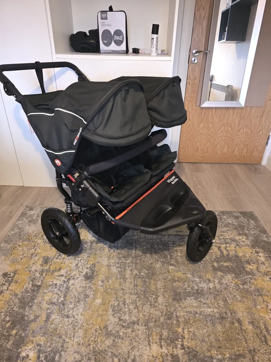 Out N About V5 Double stroller - Image 1