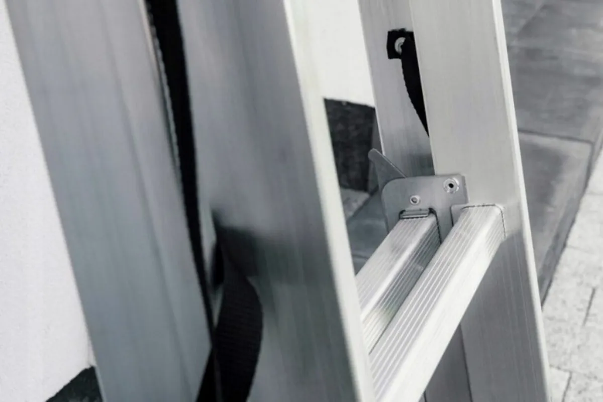 3-Section Aluminum Ladder, 3x11 Rungs - Image 4