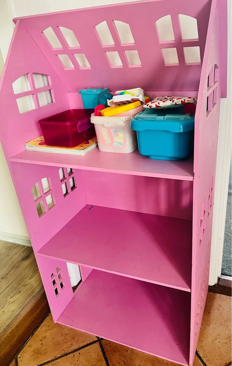 Wooden doll house - Image 1