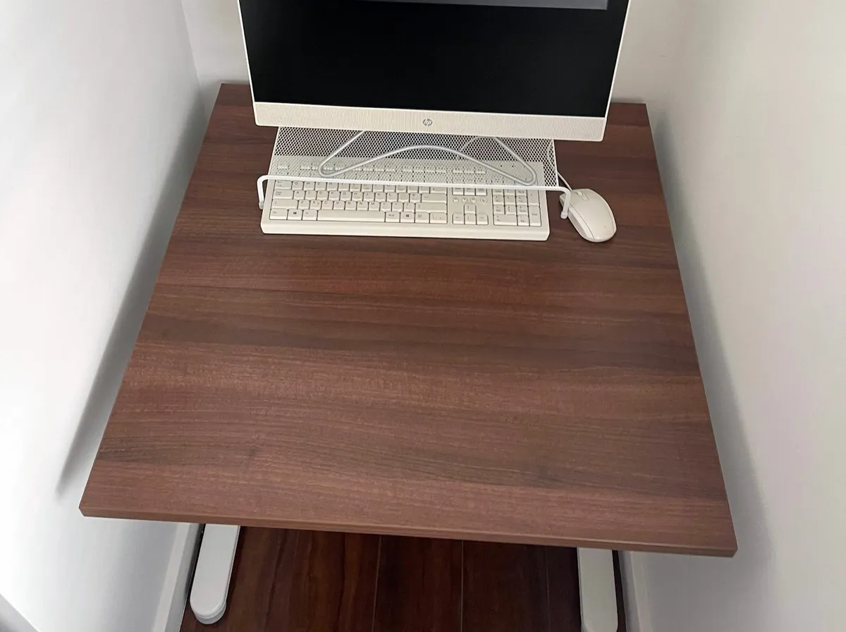 TR10 Desk 80 cm x 80 cm - Image 1