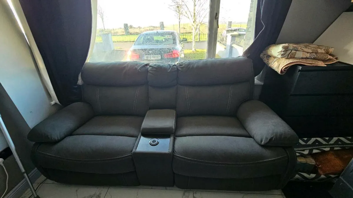 Hardy 2EE console Recliner Sofa - Image 2