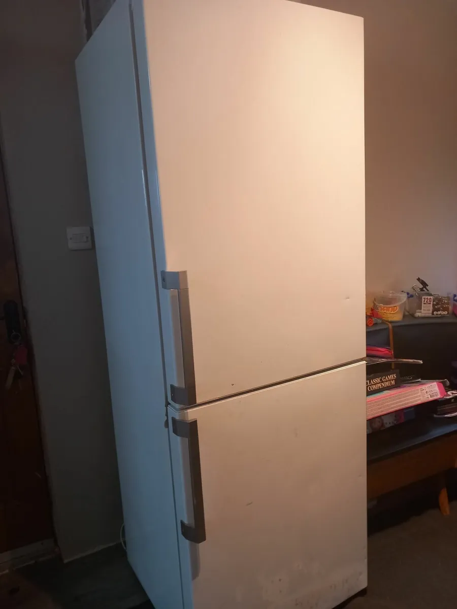 Hot point fridge freezer 60/40 white - Image 1