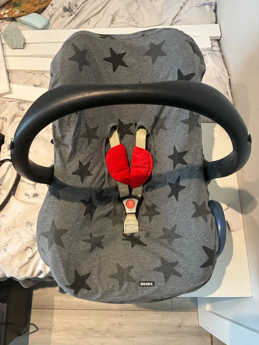 Maxi Cosi Newborn Car Seat with Isofix Base - Image 1