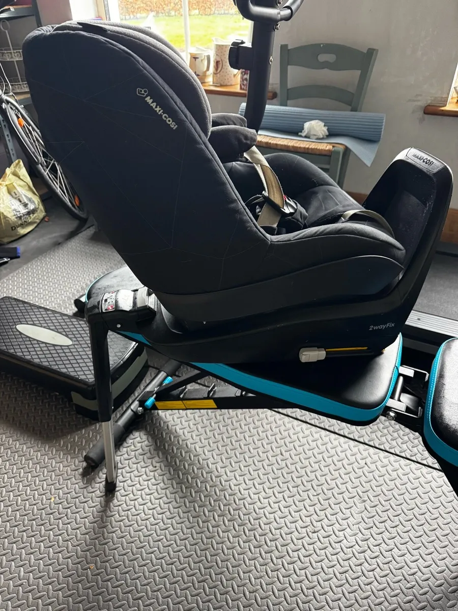 Maxi Cosi 2way fix + Pebble Plus - Image 1