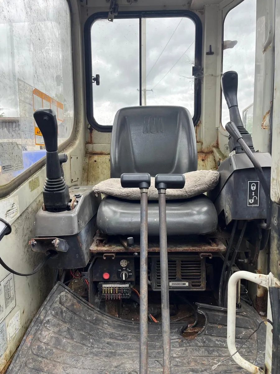 Mitsubishi 5.5 tonne digger - Image 4