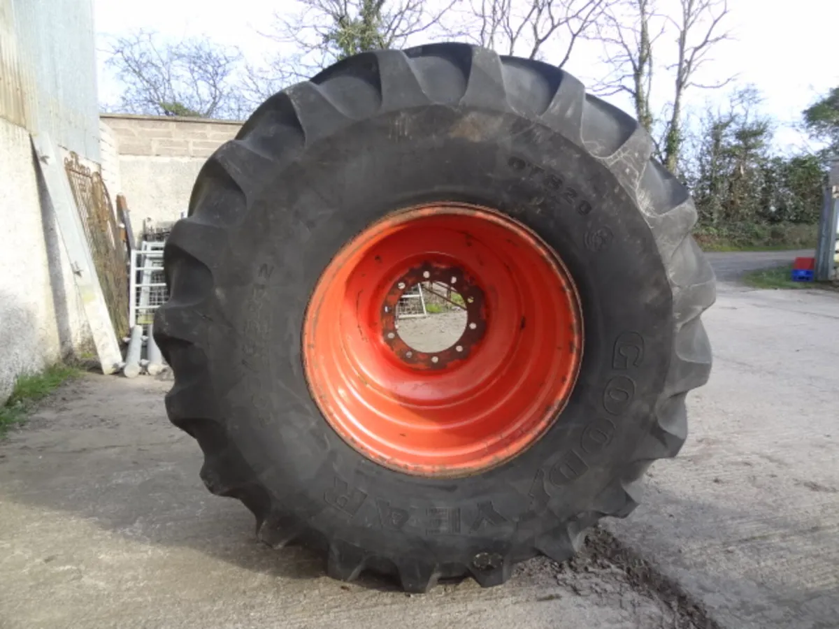 Goodyear 800/65R32 10 Stud Wheel - Image 2