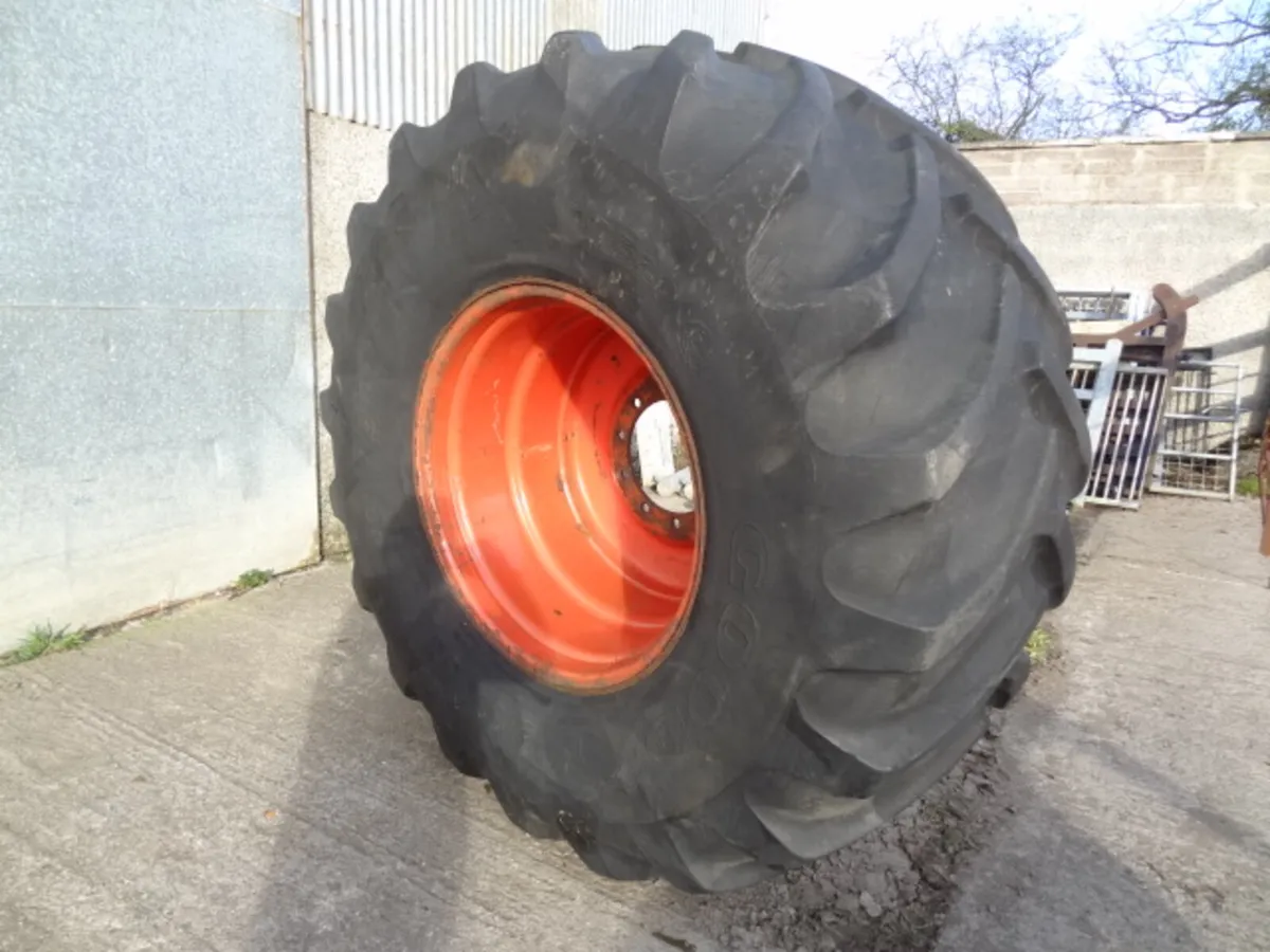 Goodyear 800/65R32 10 Stud Wheel - Image 3