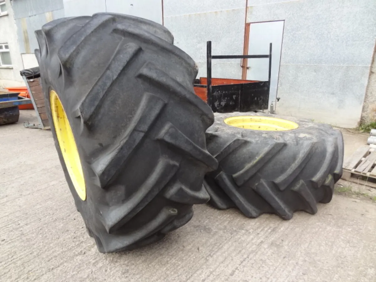 Pair Wheels 28.1R 26 - Image 1