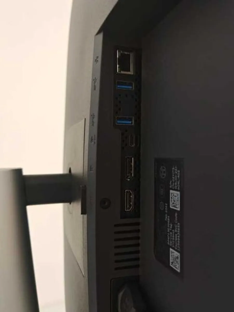 32" 4K Ultrasharp Dell Monitor - Image 2