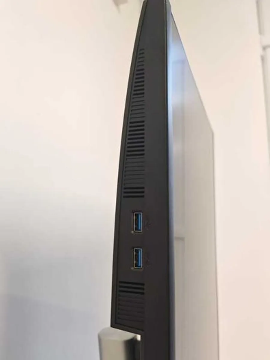 32" 4K Ultrasharp Dell Monitor - Image 3