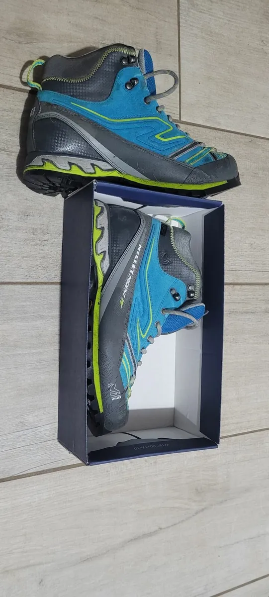 Hiking boots - Image 1