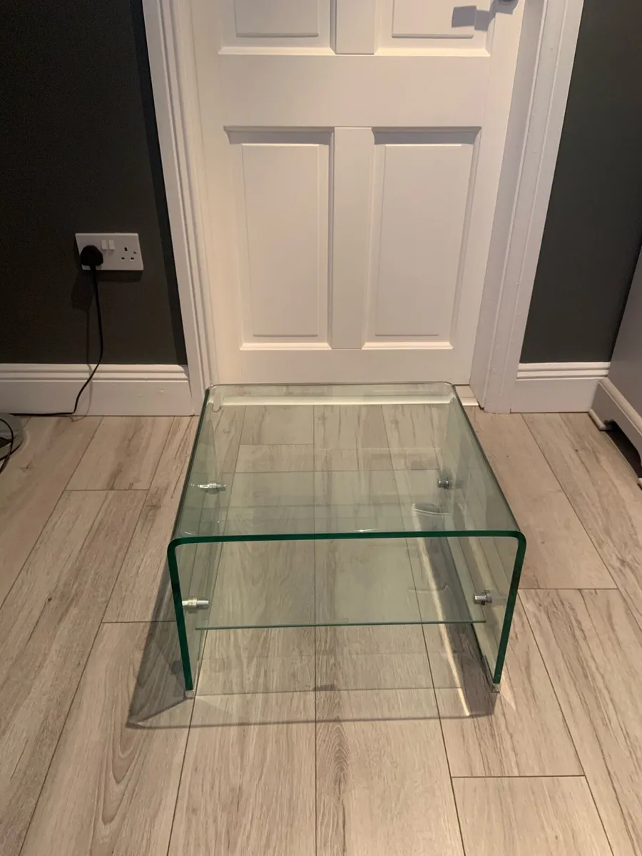 Glass end table as new - Image 2