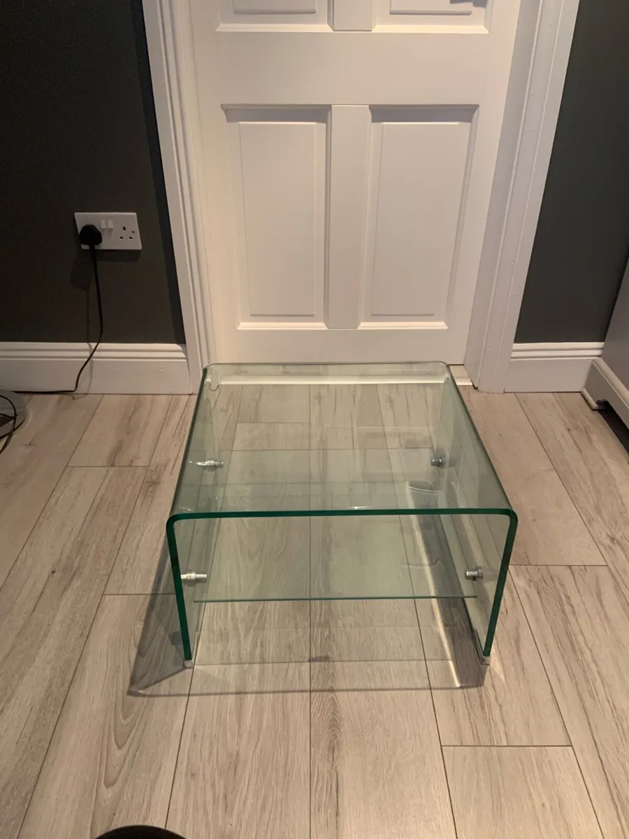Glass end table as new - Image 1