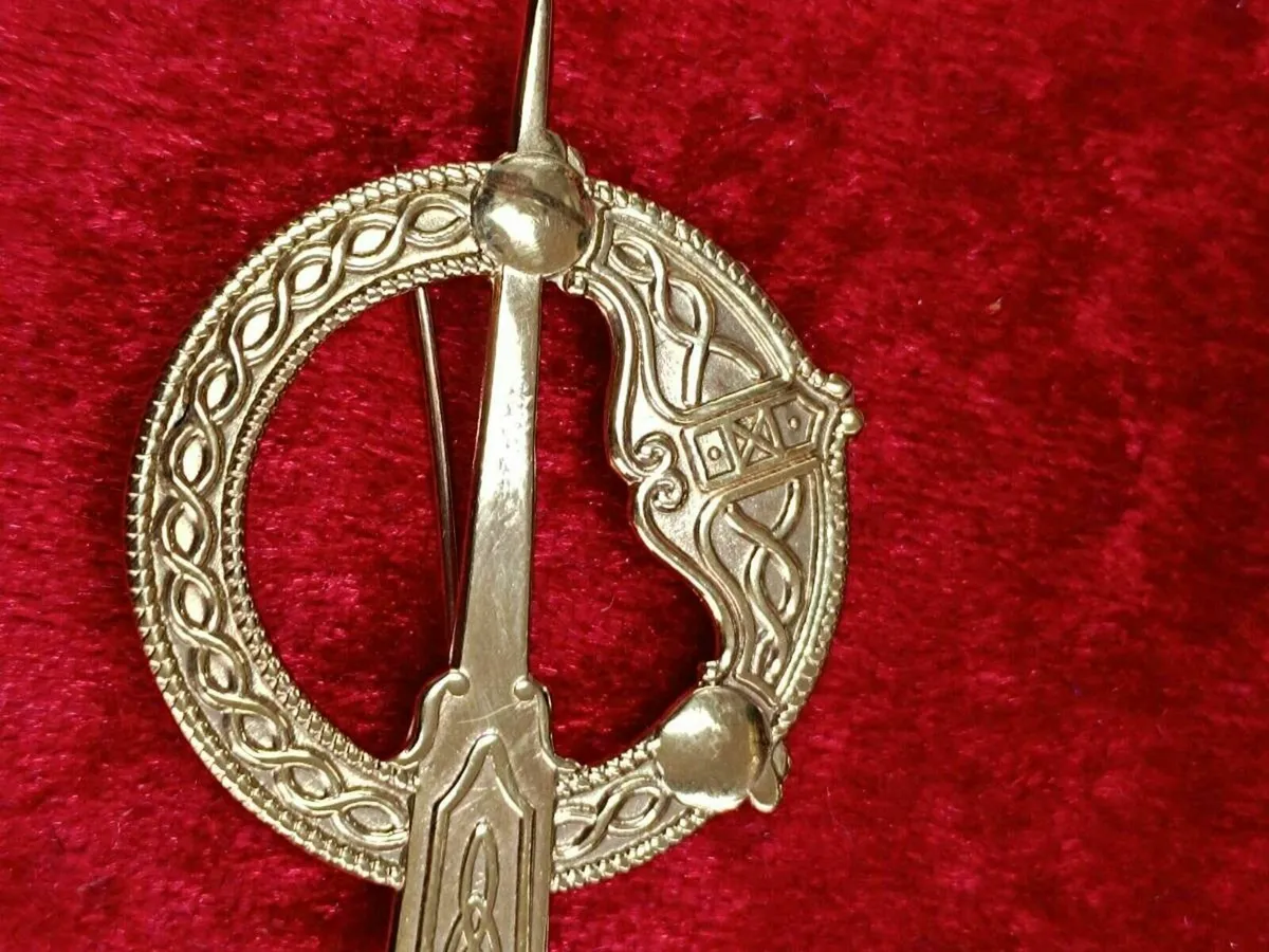 9k Yellow Gold Tara Brooch - Image 1