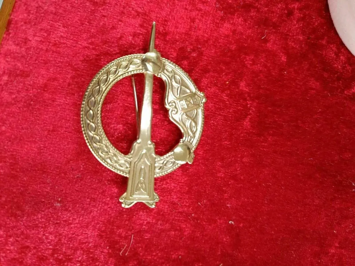 9k Yellow Gold Tara Brooch - Image 2