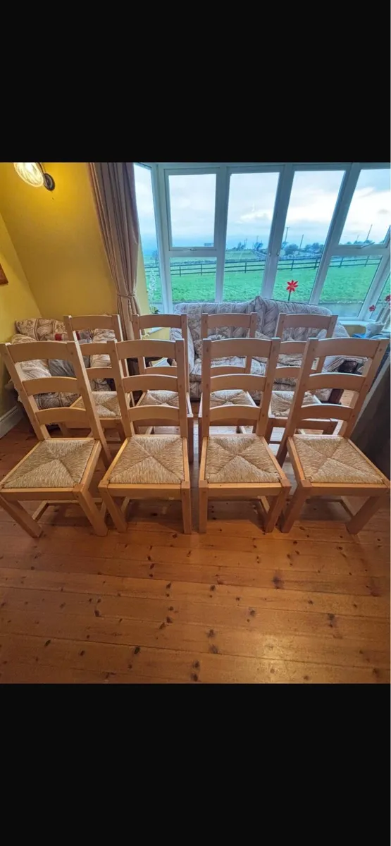 Table and chairs - Image 3