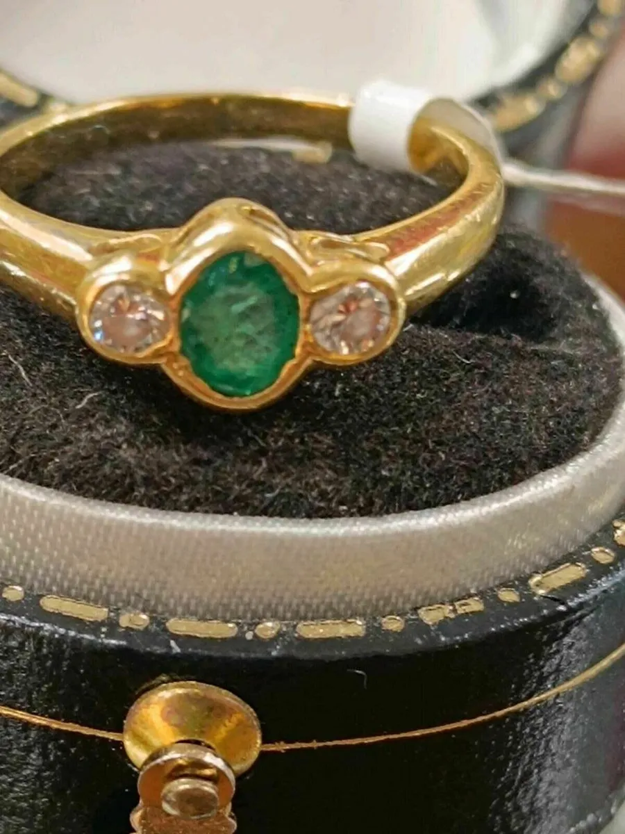 18k Yellow Gold Emerald & Diamond Ring - Image 3