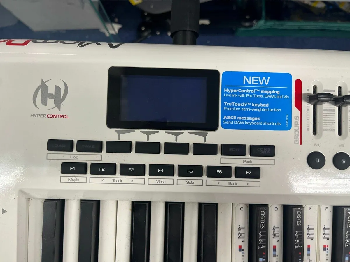 Axiom Pro 61 MIDI Controller - Image 2