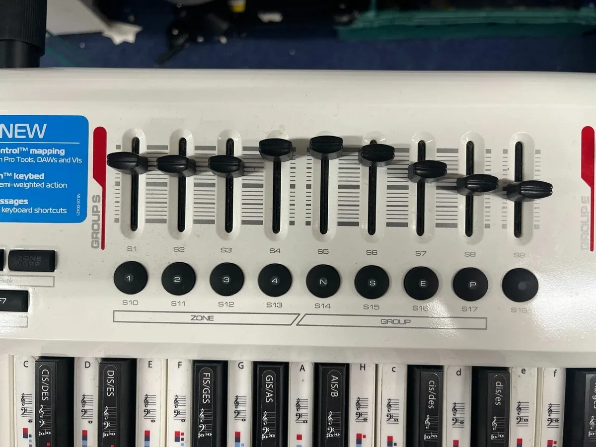 Axiom Pro 61 MIDI Controller - Image 3