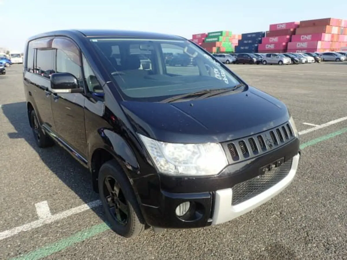 Mitsubishi Delica D5 2009 - Image 2