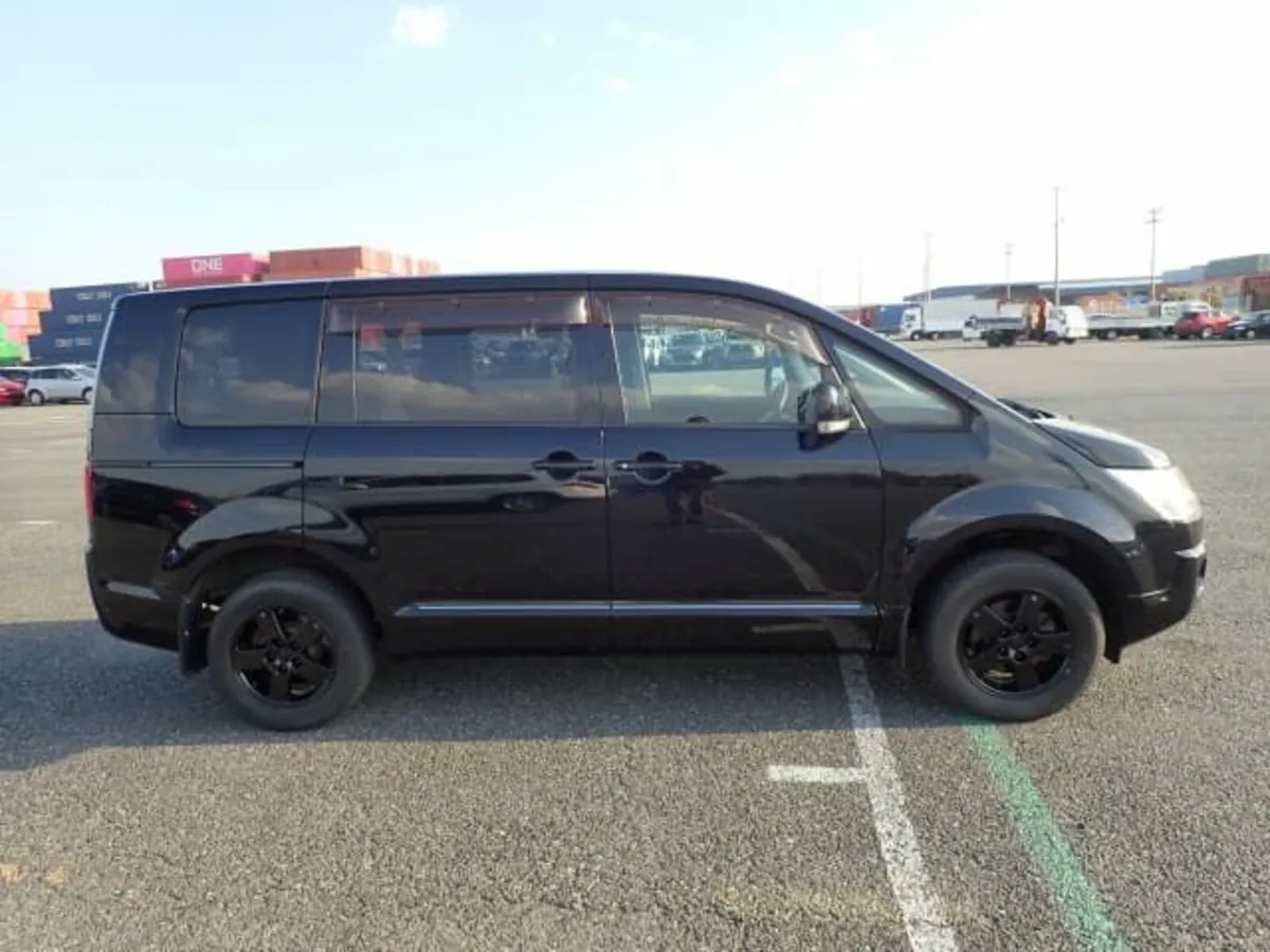 Mitsubishi Delica D5 2009 - Image 4