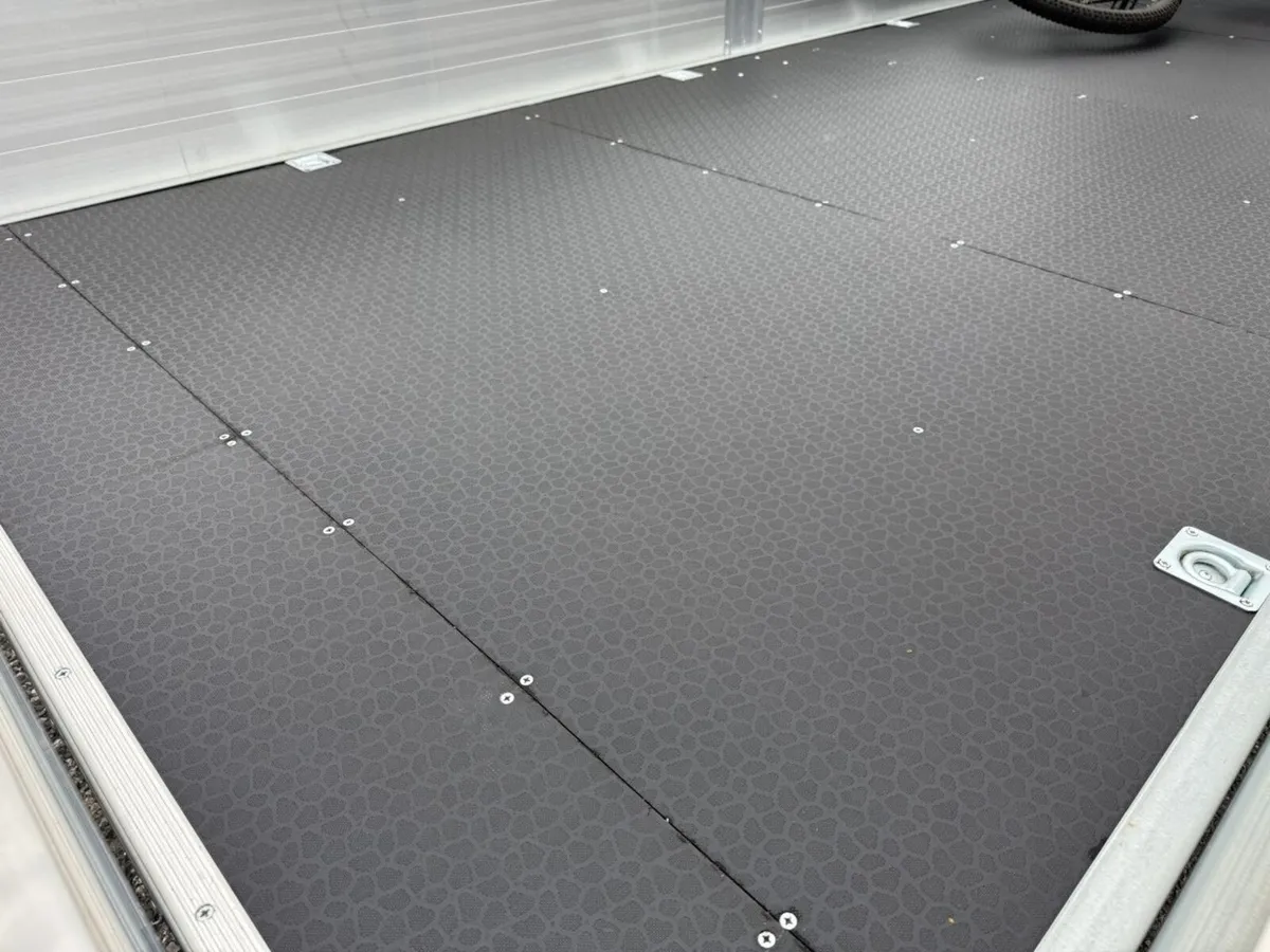 2022 Volkswagen Crafter Dropside Van - Image 2