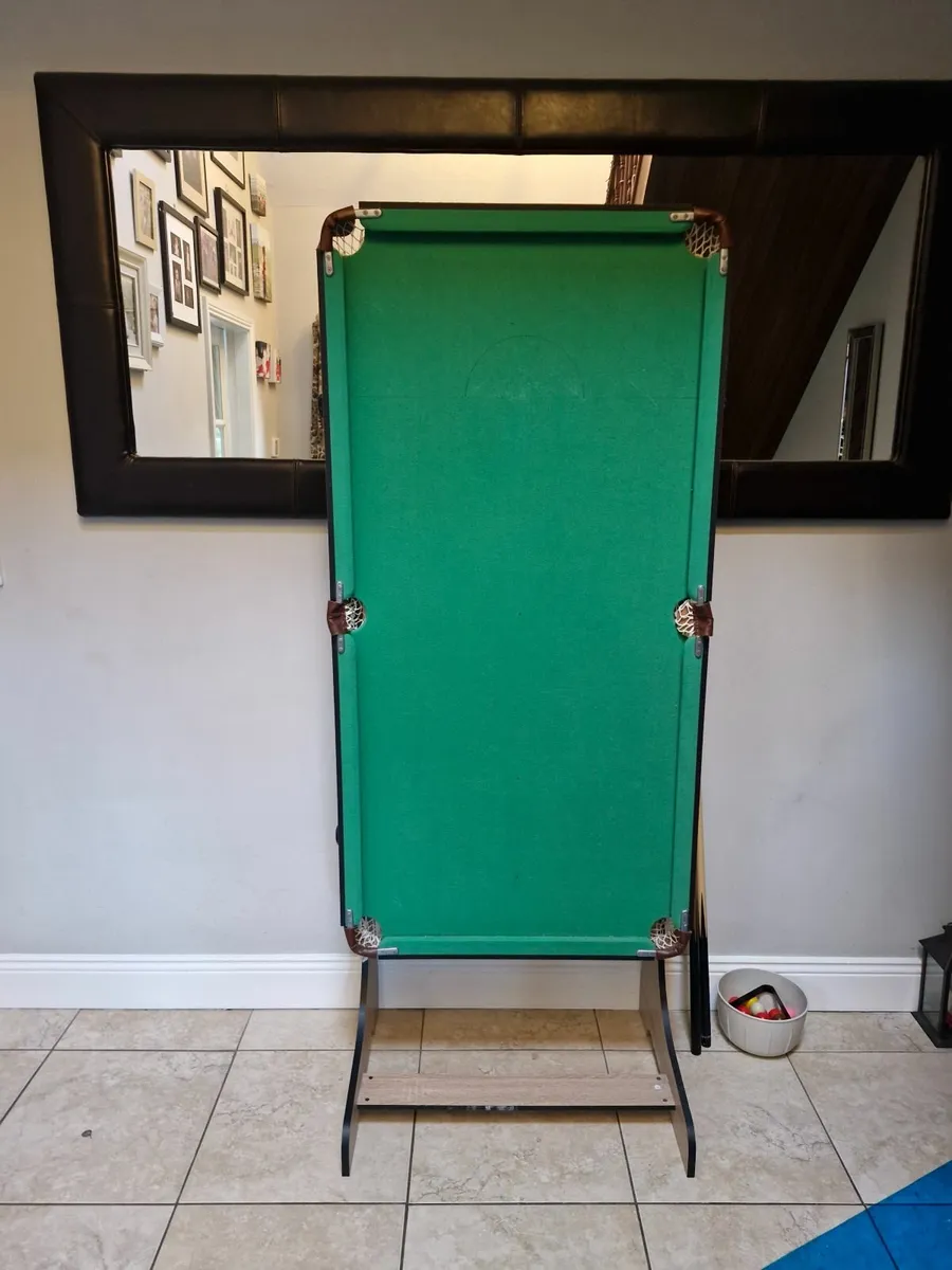 Pool table - Image 1