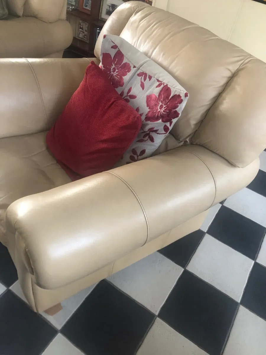 Leather couch - Image 3