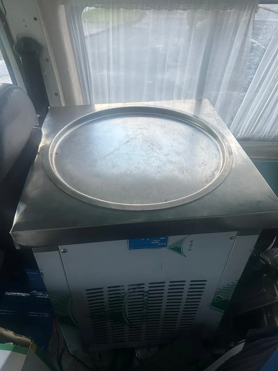 Rolling ice cream machine