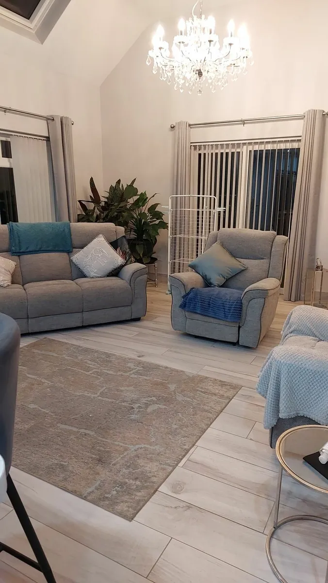 ceramic shower tray and 3 piece suite - Image 1