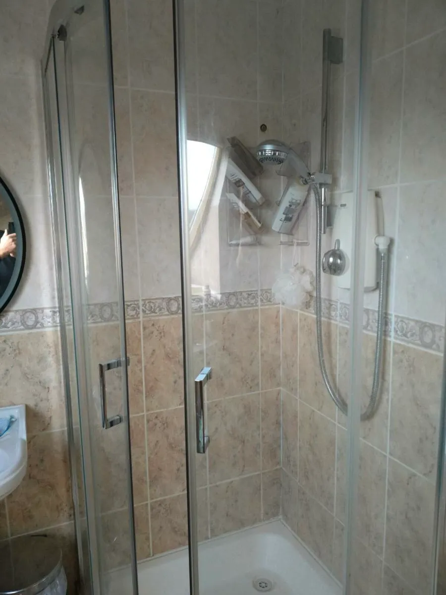 Aqualise power shower, shower doors and tray - Image 3