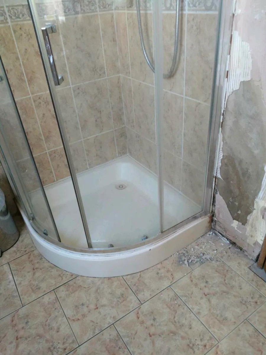 Aqualise power shower, shower doors and tray - Image 4