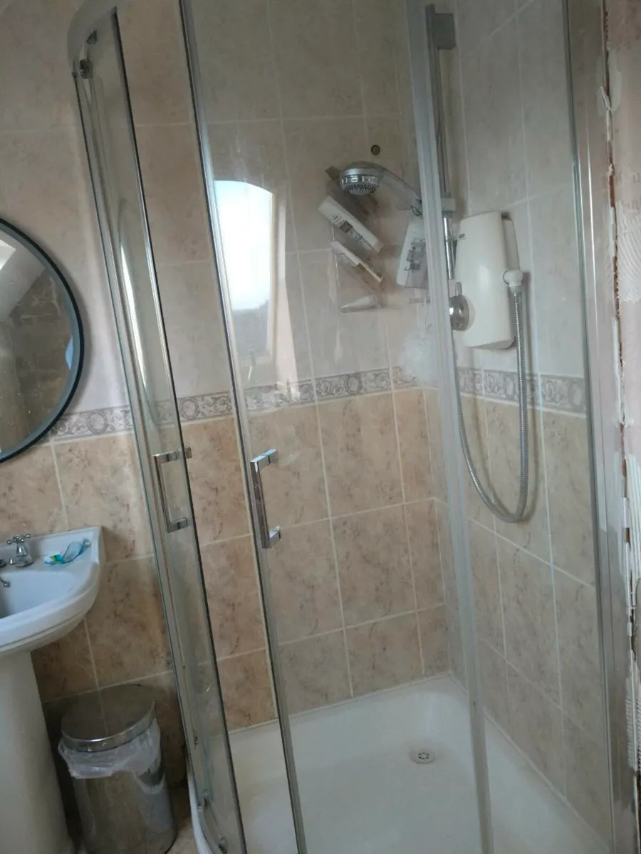 Aqualise power shower, shower doors and tray - Image 1