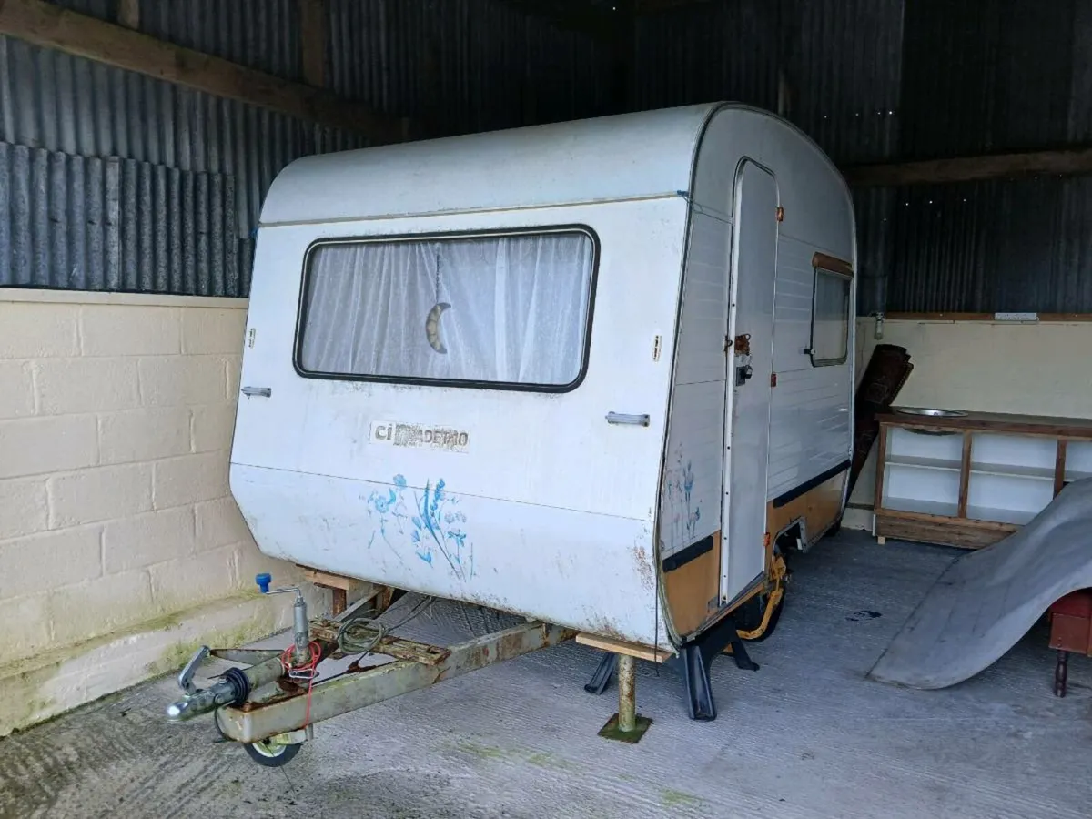 Vintage Caravan - Image 1