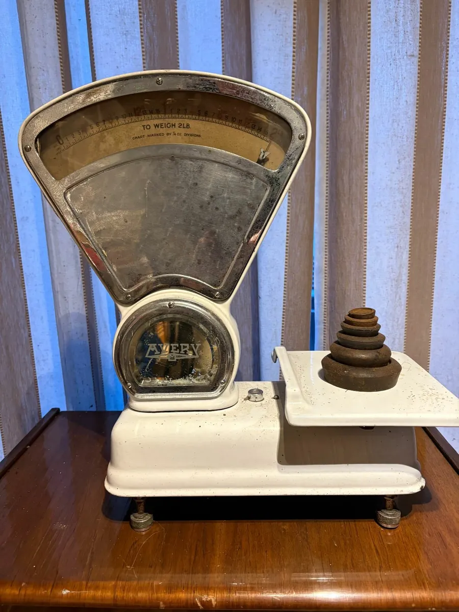 Avery antique Shop weighing scales with weight set