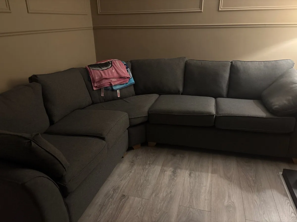 Couch  - 5 seater - Image 1