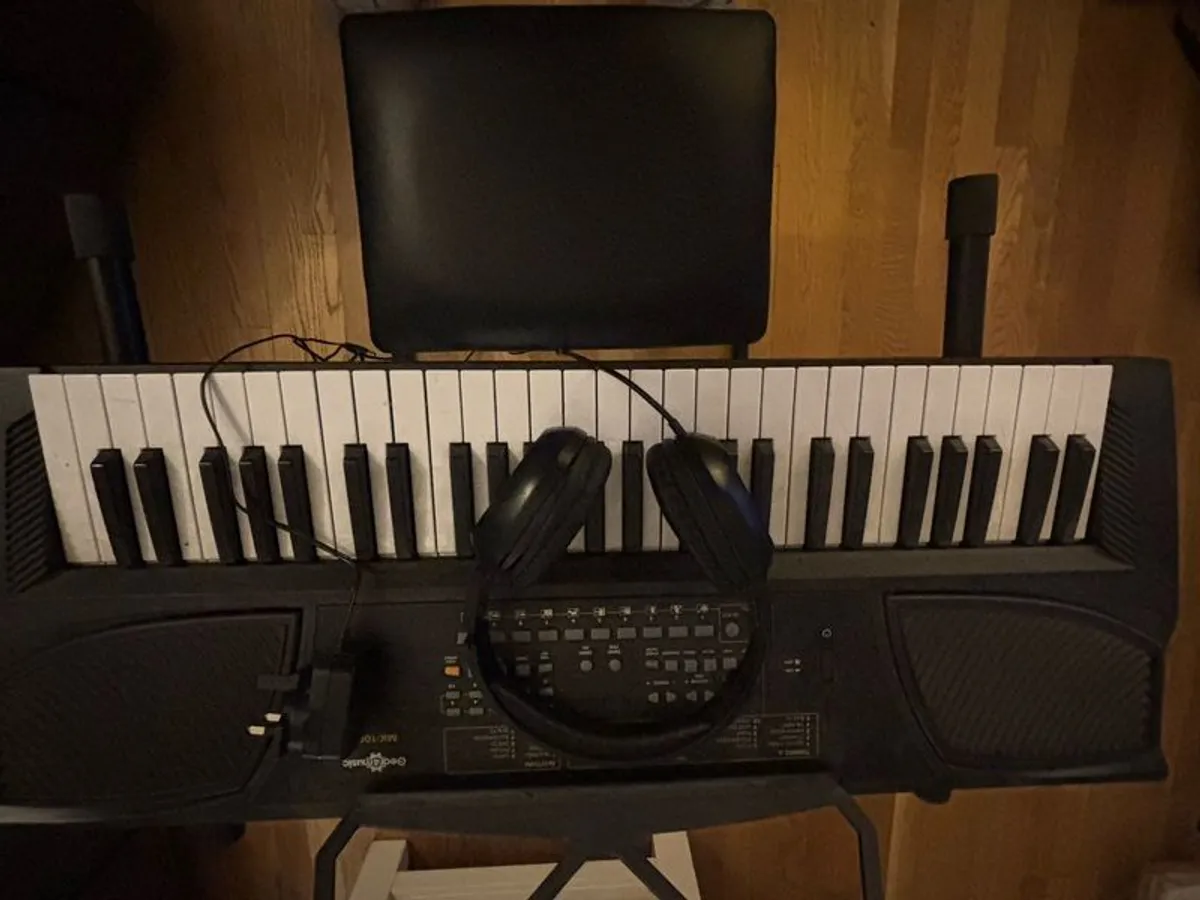 Portable Keyboard , seat and & headphones - Image 2