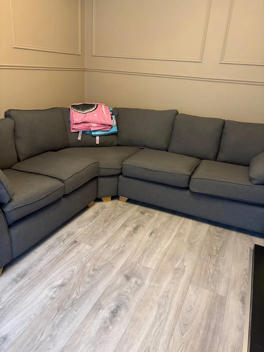 Couch  - 5 seater - Image 3