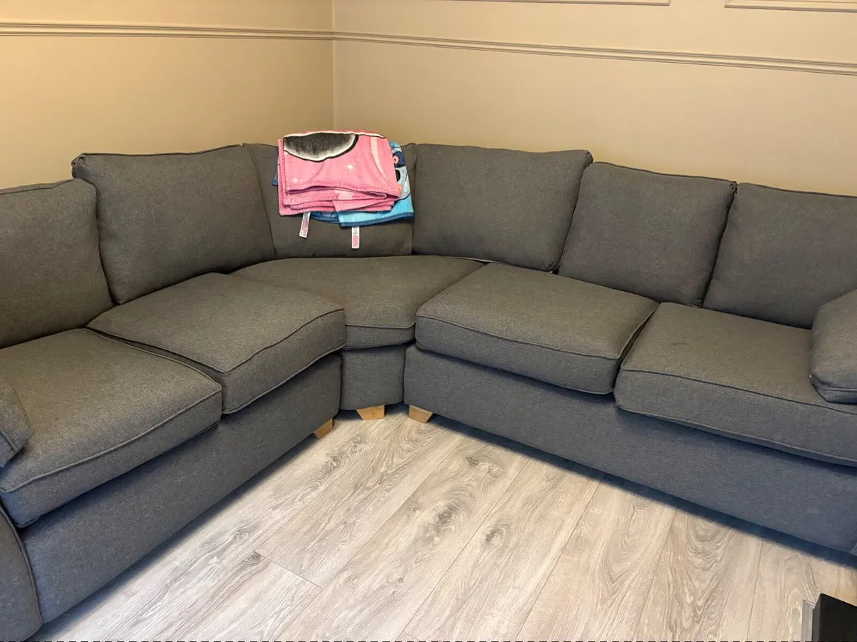 Couch  - 5 seater - Image 4