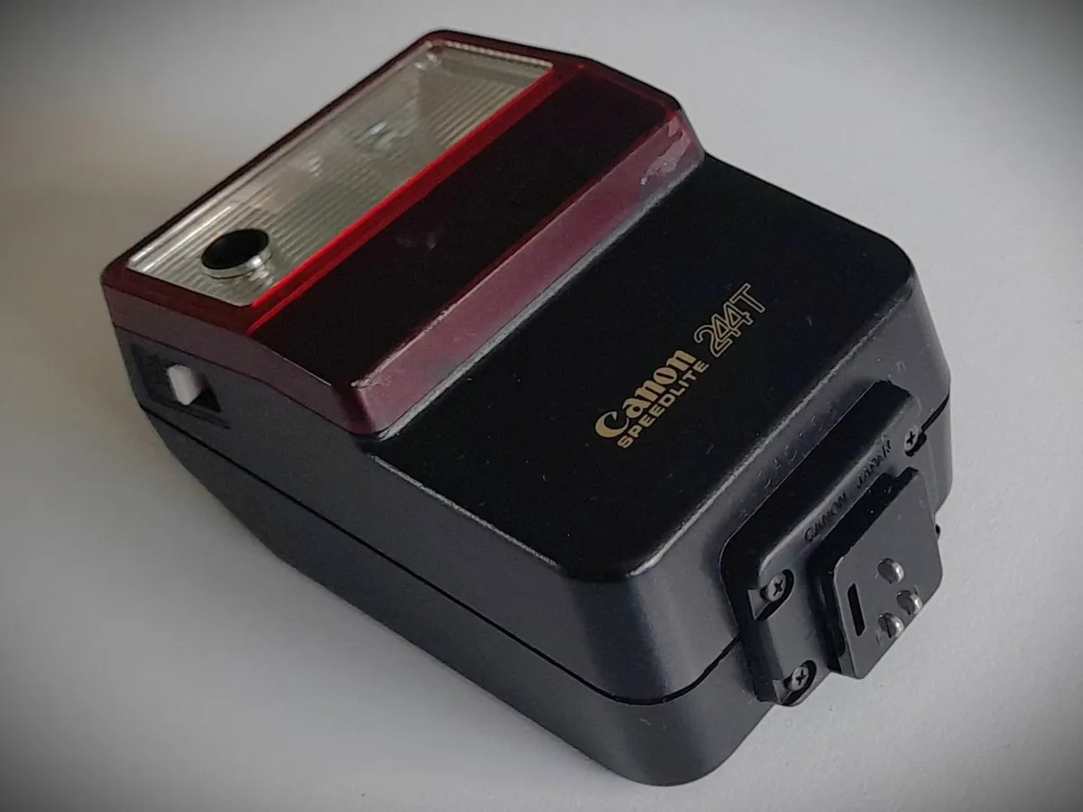 Canon Speedlite 244T Xenon Flash Gun with Case - Image 2
