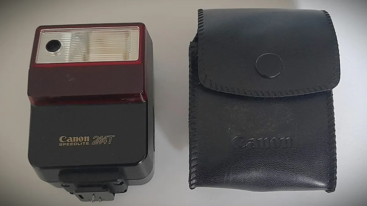 Canon Speedlite 244T Xenon Flash Gun with Case - Image 1