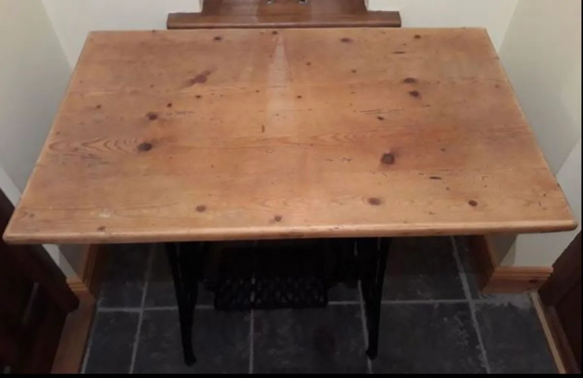 Singer Sewing table - Image 2
